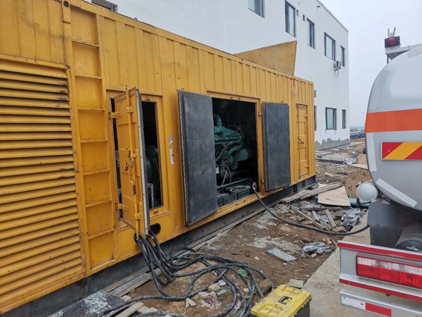 夷陵如何在发电机出租合同中约定设备的维修和保养责任？